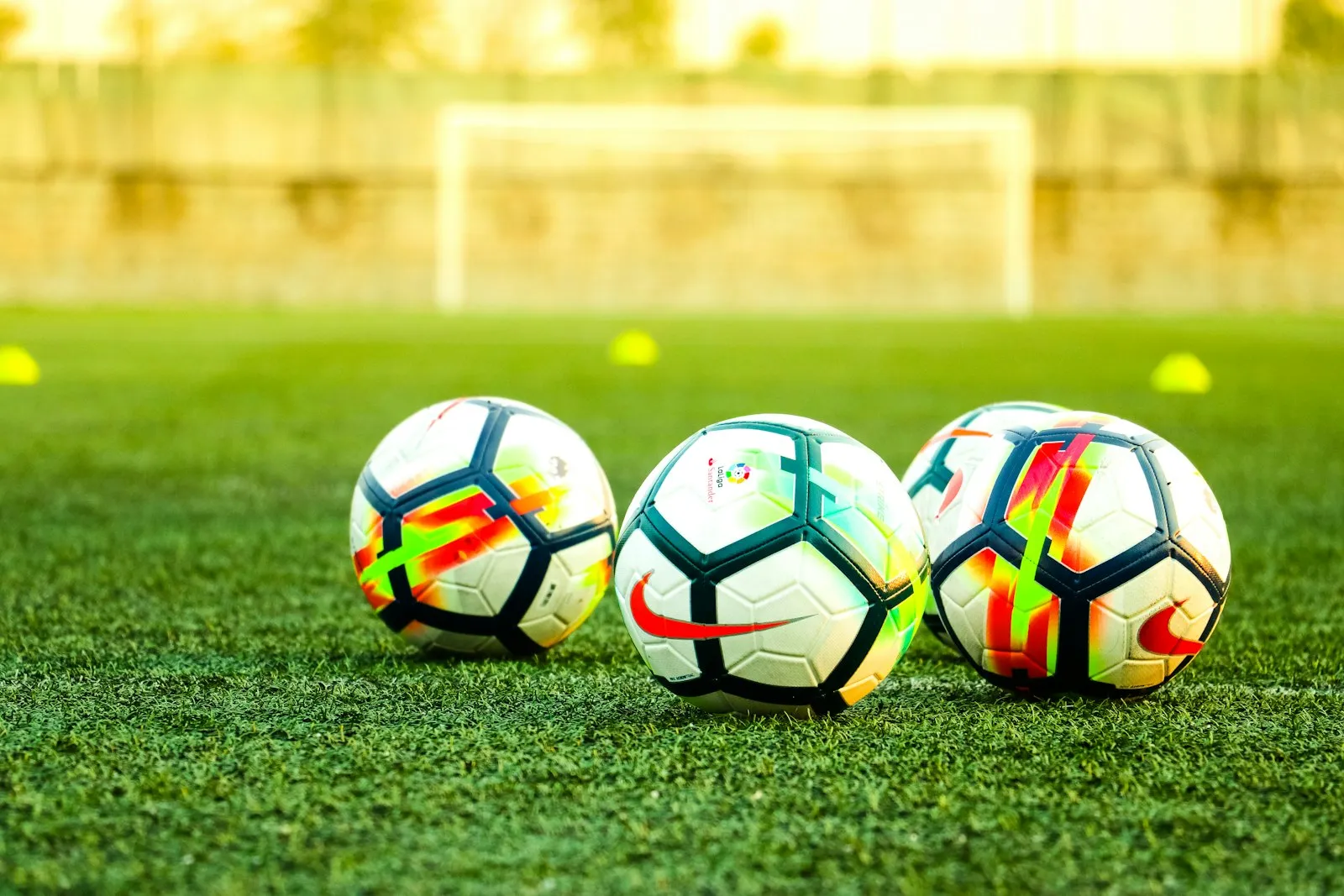 Cancha vacía al amanecer